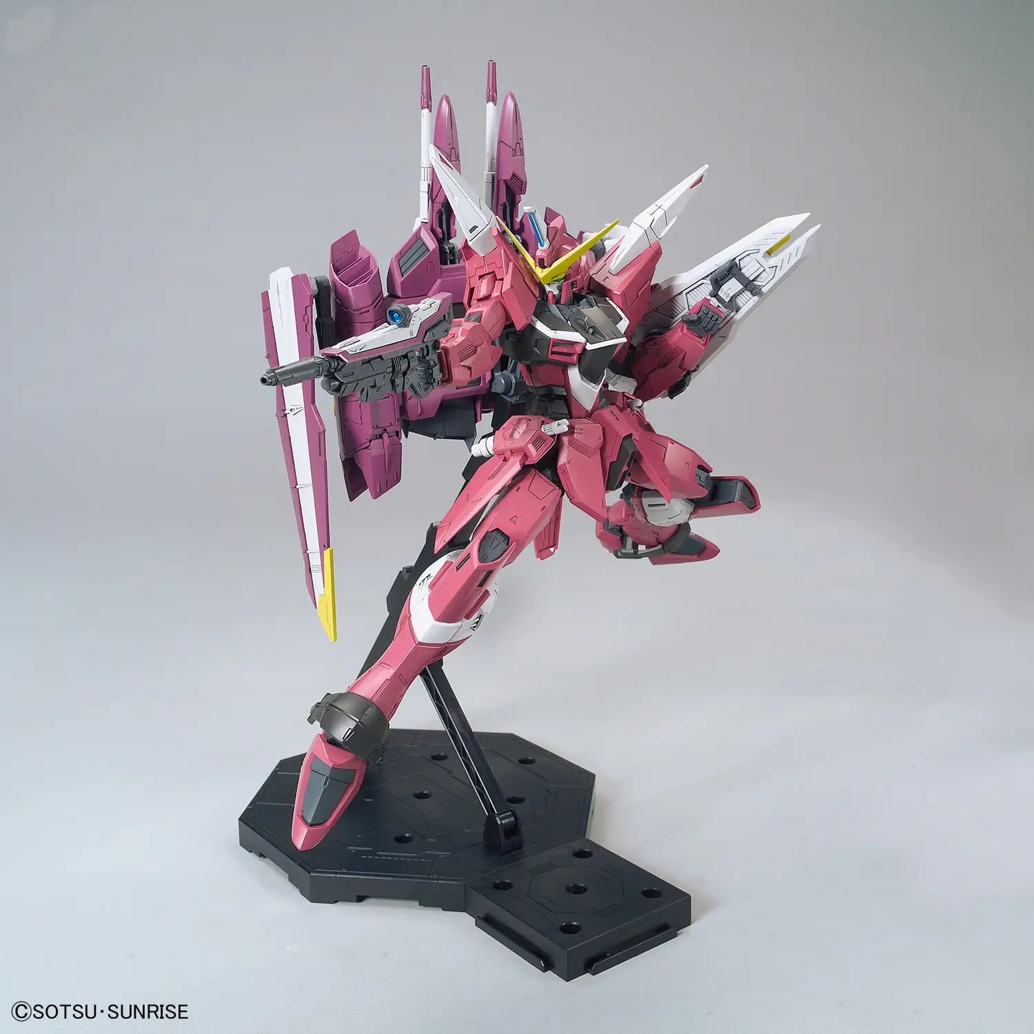 BANDAI MG 1/100 JUSTICE GUNDAM BANDAI MG 1/100 JUSTICE GUNDAM